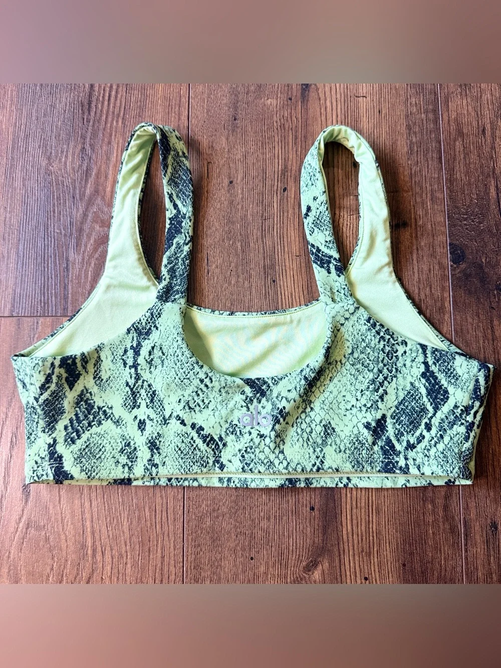 ALO Vapor Snake-Print Sports Bra Women’s Small Neon Lime Green